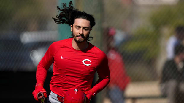 Cincinnati Reds second baseman Jonathan India (6) jogs on the field for batting practice during spring training workouts, Wednesday, Feb. 14, 2024, at the team s spring training facility in Goodyear, Ariz.  